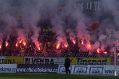 Agresivita fotbalových fanoušků v utkání mezi Spartou Praha a Baníkem Ostrava.