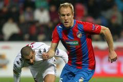 Fotbalisté Plzně Daniel Kolář uniká před Salimem Toamou v utkání proti Hapoelu Tel Aviv během Evropské ligy 2012/13.