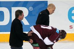 Hokejista Sparty Praha Petr Ton odjíždí v bolestech na střídačku v utkání 8. kola Tipsport extraligy 2012/13 se Zlínem.