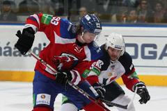 Hokejista Lva Praha Jakub Voráček v souboji s Jánem Tabačkem v utkání KHL 2012/13 proti Slovanu Bratislava.