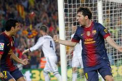 Fotbalisté Barcelony Lional Messi (vpravo) a Pedro Rodriguéz slaví gól v utkání Primera División proti Realu Madrid.