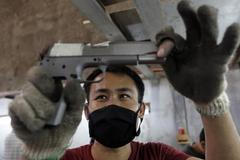 Foto: Ilegální výroba zbraní na Filipínách