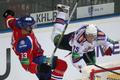 Hokejista Lva Praha Zdeno Chára srazil Igora Makarova v utkání KHL proti SKA Petrohradu.