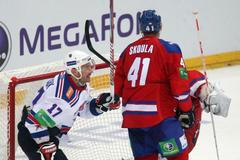 Hokejista SKA Petrohradu Ilja Kovalčuk se raduje z gólu za Martinem Škoulou v utkání KHL proti Lvu Praha.