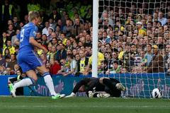 Fernando Torrés překonává brankáře Johna Ruddyho v zápase Chelsea - Norwich