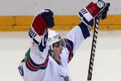 Hokejista SKA Petrohrad Viktor Tichonov se raduje z gólu v utkání KHL proti Lvu Praha.