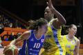 Basketbalistky ZVVZ USK Praha Kia Vaughnová (uprostřed) a Anäel Lardyová (vpravo) v utkání 1. kola Evropské ligy proti Salamance.