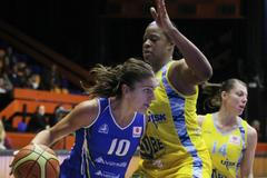 Basketbalistky ZVVZ USK Praha Kia Vaughnová (uprostřed) a Anäel Lardyová (vpravo) v utkání 1. kola Evropské ligy proti Salamance.