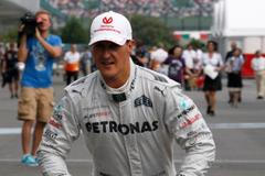 FOTO Schumi jezdil na koloběžce, Vettel prchal před fanoušky