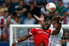 Fotbalista Dusseldorfu Nando Rafael (vlevo) bojuje v hlavičkovém souboji se Sebastianem Langkapem z FC Augsburg v Bundeslize 2012/13.