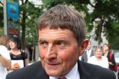 Český dostihový žokej Josef Váňa a jeho kůň Tiumen na premiéře dokumentárního filmu o jeho osobě.