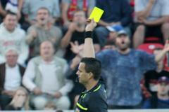 Fotbalový rozhodčí Tomáš Adámek v akci