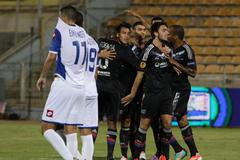 Radost fotbalistů Lyonu při zápase ve Šmoně