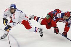 Český hokejista Jan Bulis v dresu české reprezentace v utkání s Ruskem v roce 2010.