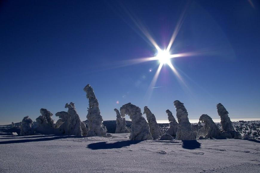 Část republiky potrápí ledovka. Předpověď už ale vyhlíží na obloze slunce