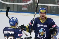 Hokejista Kladna Michal Dragoun gratuluje ke gólu Jakubu Valskému v 5. kole Tipsport extraligy 2012/13 s Pardubicemi.