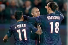Fotbalisté Paris Saint Germain Jeremy Ménez (uprostřed) s Ezequielem Lavezzim a Zlatanem Ibrahimovičem slaví gól v utkání proti Dinamu Záhřeb během Ligy mistrů 2012/13.