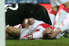 Fotbalista Slavie Karol Kisel leží po srážce s Markem Bakošem v utkání proti Viktorii Plzeň ve 13. kole Gambrinus ligy 2012/13.