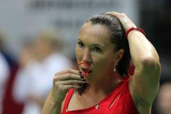 Srbská tenistka Jelena Jankovičová ve finále Fed Cupu 2012 proti Češce Lucii Šafářové.