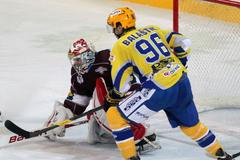 Hokejový brankář Sparty Praha Michal Neuvirth se snaží zabránit ve střele Jaroslavu Balaštíkovi v utkání 8. kola Tipsport extraligy 2012/13 se Zlínem.