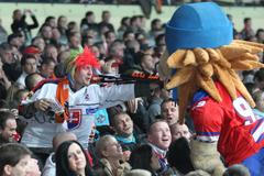 Fandové Slovanu v utkání KHL 2012/13 proti Lvu Praha.