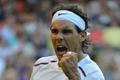 Rafael Nadal během utkání Wimbledonu 2012 proti Lukáši Rosolovi