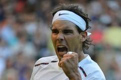 Rafael Nadal během utkání Wimbledonu 2012 proti Lukáši Rosolovi