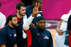 Lebron James ukazuje kolik zbývá do konce utkání skupiny A s Argentinou na OH 2012 v Londýně.