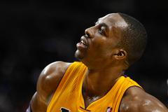 Dwight Howard přemýšlí, co dělají Lakers špatně