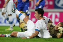 Fotbalisté Marek Suchý (vlevo) a Niki Mäenpää v přípravném utkání České republiky s Finskem.