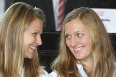 České tenistky Lucie Šafářová a Petra Kvitová během losu ve finále Fed Cupu 2012.