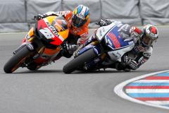 Španělští motocyklisté Dani Pedrosa (vlevo) a Jorge Lorenzo ve Velké ceně České republiky 2012 v Brně.