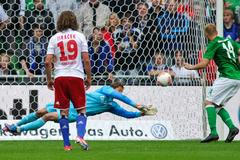 Petr Jiráček přihlíží penaltě Hunta