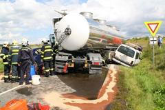 Srážka cisterny se 4 auty