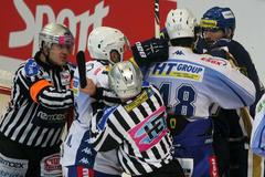 Hokejisté Komety Brno Milan Hruška (vlevo) a Boris Valábik ve skrumáži před brankou v utkání proti Kladnu během 15. kola Tipsport extraligy 2012/13.