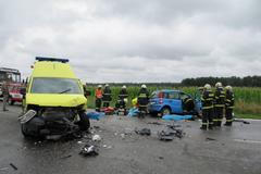 Sanitka se srazila s autem