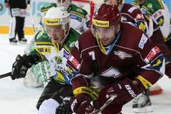 Hokejista klubu HC Sparta Praha Yorick Treille v prvním kole hokejové Tipsport extraligy 2012/13 s Energií Karlovy Vary.