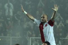 Fotbalista Slavie Praha Martin Latka se nechává nostit na ramenou Kamila Čontofalského v utkání Gambrinus ligy se Spartou Praha.