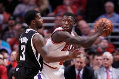 VIDEO NBA začala zostra. Brooks přišel o zuby.