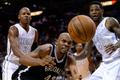 Jerry Stackhouse z Brooklynu ztrácí míč v utkání s Miami.