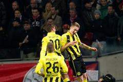 Fotbalisté Borussia Dortmund Marco Reus (vpravo) a Mario Götze slaví gól v utkání Ligy mistrů 2012/13 proti Ajaxu Amsterdam.