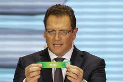 Generální sekretář FIFA Jerome Valcke losuje složení skupin Poháru FIFA