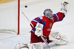 Brankář Varlamov pouští gól v semifinále MS Rusko - Finsko