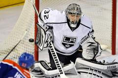 VIDEO Smolař dne v NHL. Brankář si odhlavičkoval puk do branky