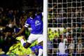 Romelo Lukaku z Evertonu střílí gól do sítě Newcastlu