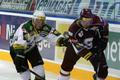 Hokejista klubu HC Sparta Praha Petr Tenkrát (vpravo) v prvním kole hokejové Tipsport extraligy 2012/13 s Energií Karlovy Vary.