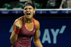 Lucie Šafářová se raduje z vítězství nad Stosurovou