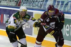 Hokejista klubu HC Sparta Praha Petr Tenkrát (vpravo) v prvním kole hokejové Tipsport extraligy 2012/13 s Energií Karlovy Vary.