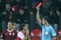 Derby Slavia - Sparta: Karol Kisel a rozhodčí Libor Kovařík (červená karta)