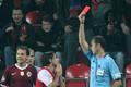 Derby Slavia - Sparta: Karol Kisel a rozhodčí Libor Kovařík (červená karta)